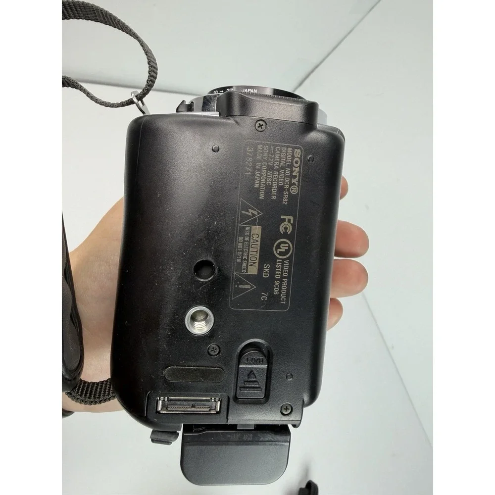 Sony Handycam DCR-SR82 60GB HDD Camcorder 25x Zoom 2.7